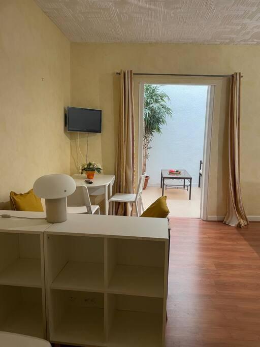 Studio N•2 Avec Patio En Plein Coeur De La Ville Bagneres-de-Bigorre Luaran gambar