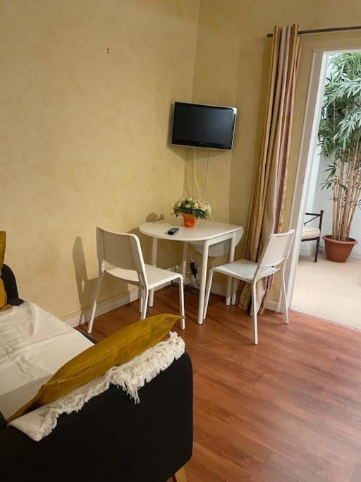 Studio N•2 Avec Patio En Plein Coeur De La Ville Bagneres-de-Bigorre Luaran gambar